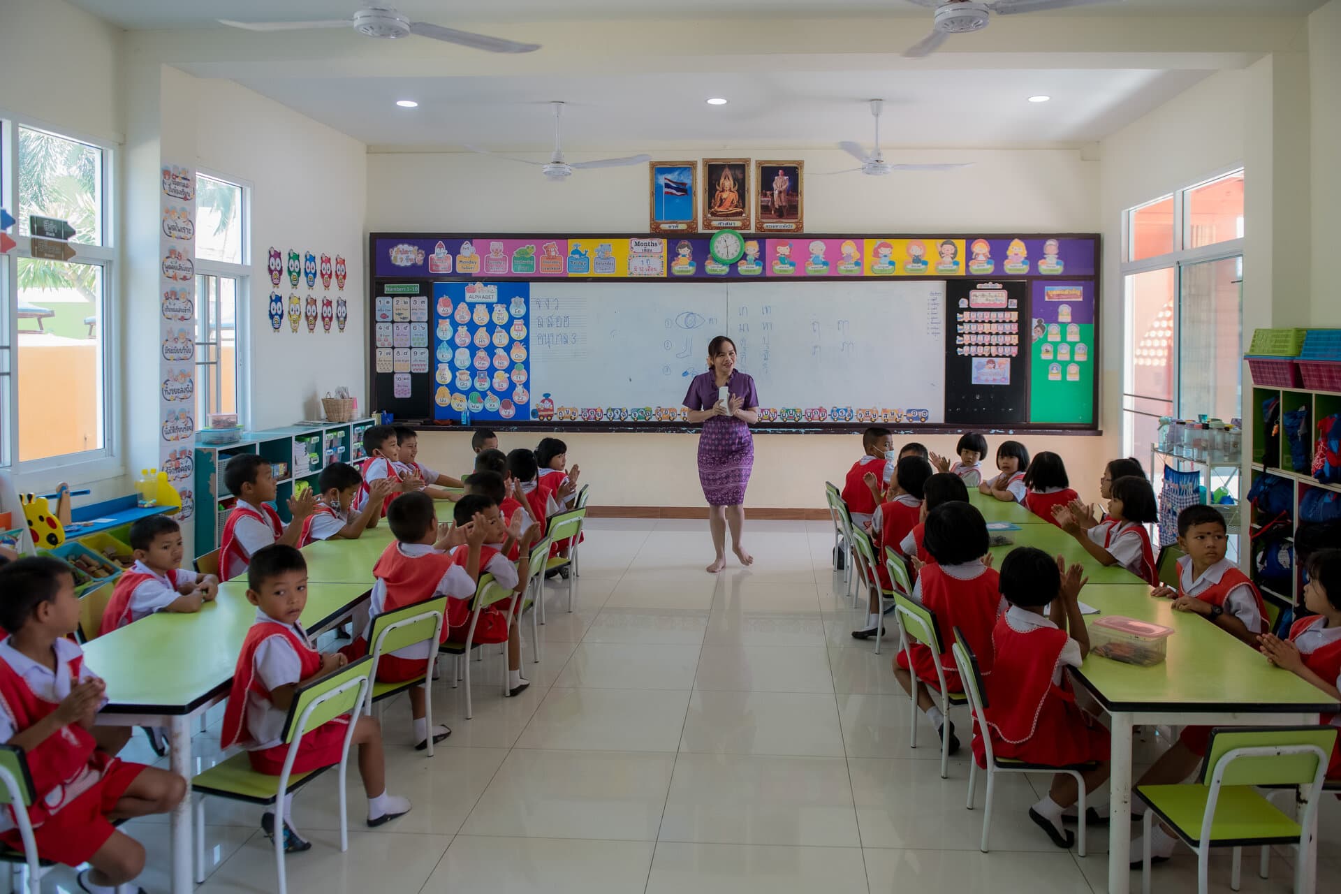 Khemissara (Ava) Vannasing teaching Thai literacy in the classroom